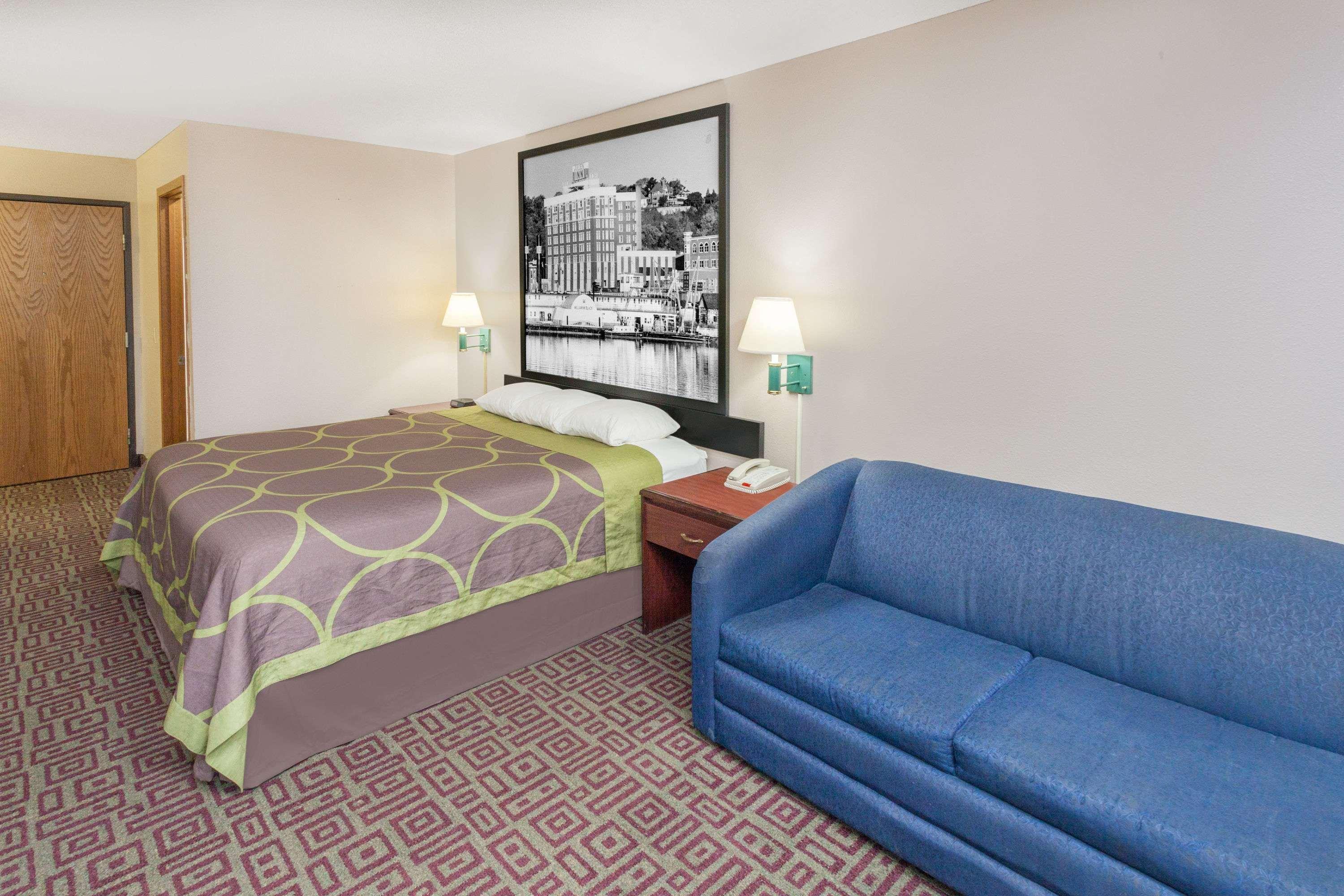 Super 8 By Wyndham Muscatine Hotel Exterior photo