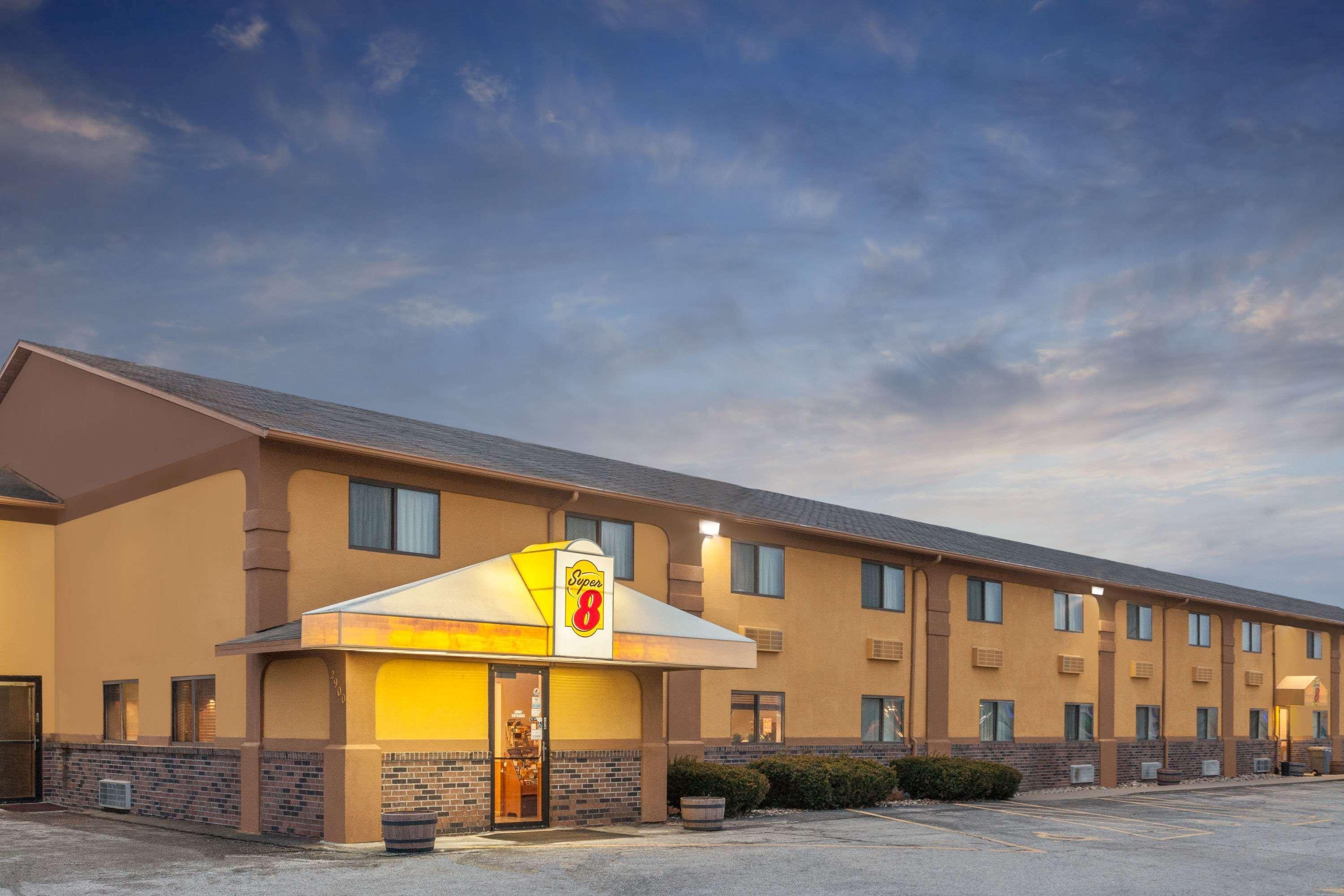 Super 8 By Wyndham Muscatine Hotel Exterior photo